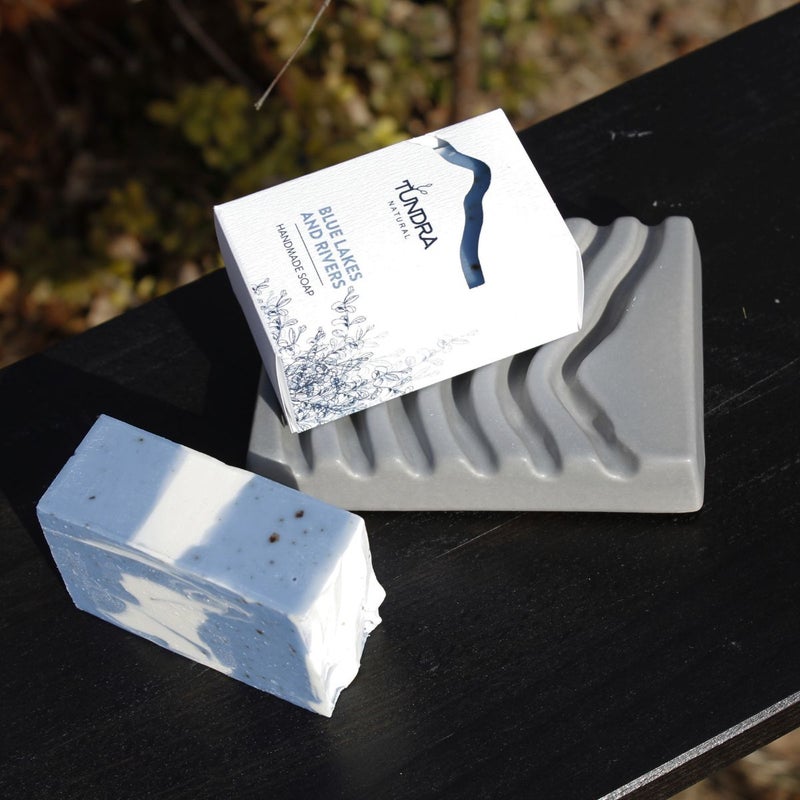 Saipppua-alustat saatavissa mustana ja harmaana. Soap holder available in grey and black.